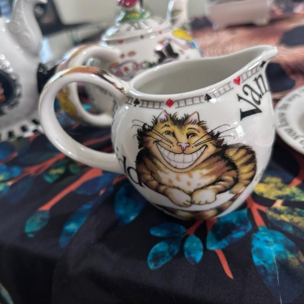 Alice in Wonderland Themed Tea Set Limited Edition - Picture 7 of 9